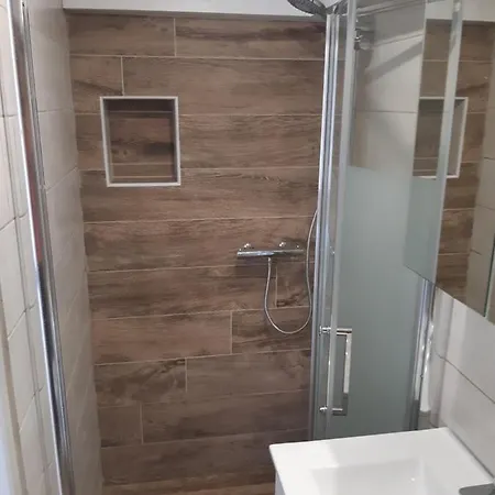 25 Apartment *